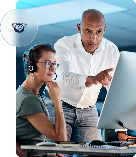 Equipe de atendimento analisando informações em uma central de suporte
